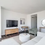Luxx 2 Bed 1,5 Bath Apt Midtown New York