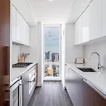 Luxx 2 Bed 1,5 Bath Apt Midtown