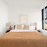 Lower East Side 3Bedroom And 1Bath Near Nyc Iconic Landmarks