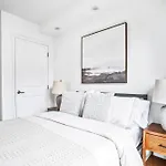 Stunning Modern 2Bedroom Apartment Near Central Park And Times Square