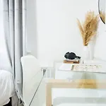 49-3b Newly Renovated 2br Wd Midtown East Apartment