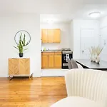 49-3b Newly Renovated 2br Wd Midtown East *