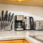 49-3b Newly Renovated 2br Wd Midtown East New York