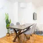 49-3b Newly Renovated 2br Wd Midtown East New York