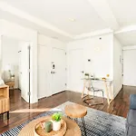 809-5A Gorgeous New 1Br Heart Of Midtown