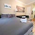 Bright Studio In Central Nyc