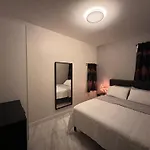 3 Bedrooms In 2nd Floor Modern Brooklyn Home, Close To J Train Guest house New York