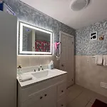 3 Bedrooms In 2nd Floor Modern Brooklyn Home, Close To J Train