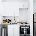 444-2C Beautiful 1Br Midtown West