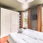 Lofty & Bright Greenwich Getaway W Private Rooftop New York