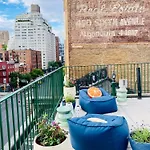 Lofty & Bright Greenwich Getaway W Private Rooftop *