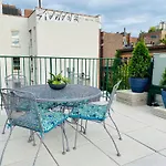 Lofty & Bright Greenwich Getaway W Private Rooftop