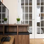 428-4R Prime Midtown Large 2 Bedroom Newly Furnished