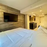 Rose Hotel Bronx Brand New