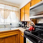 Spacious Comfy In Cozy Classy Duplex Guest house