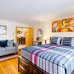Spacious Comfy In Cozy Classy Duplex Guest house