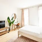 1597-2 Luxury Upper East Side Studio W&D