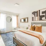 26-3a Gramercy W D Outdoor Courtyard Apartment