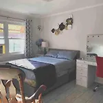 Cheerful 2 Bed In Heart Of Queens