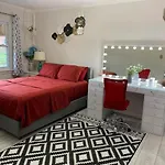 Cheerful 2 Bed In Heart Of Queens Homestay *