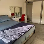 Homestay Cheerful 2 Bed In Heart Of Queens *
