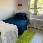 Cheerful 2 Bed In Heart Of Queens Homestay
