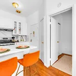 Chic Sunny Retreat In Park Slope Apartment