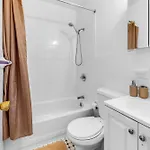 Chic Sunny Retreat In Park Slope