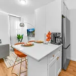 Chic Sunny Retreat In Park Slope