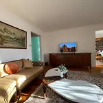 Apartment Luxury Three Bedroom In A Private House *