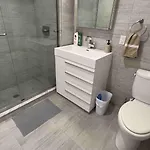 Peaceful Quiet Spacious New Modern Penthouse 3-bedroom With A Balcony Apartment *