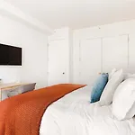 Stylish & Modern Apartment In Midtown Manhattan