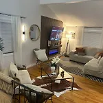 Chic Modern Bedroom 5 Mins From Jfk Homestay