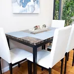 3 Bedroom Home In Manhattan