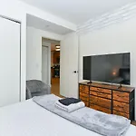 Modern Times Square 1 Bedroom Retreat Apartment *