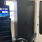 Cozzy Room With Private Entrance And Drive Way