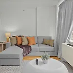Modern 2br Steps From New York's Iconic Broadway *