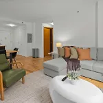 Modern 2br Steps From New York's Iconic Broadway *