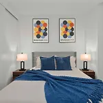Modern 2br Steps From New York's Iconic Broadway