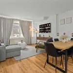 Modern 2br Steps From New York's Iconic Broadway Apartment New York
