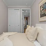 Spacious Midtown Retreat 2br Nyc Haven Near Landmarks New York