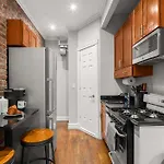 Stylish Escape Modern 2br On Street Apartment