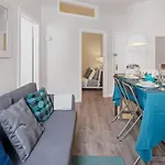 2Br Great Location Short Walk To Times Square