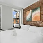 Chic Nyc Escape In Vibrant Downtown