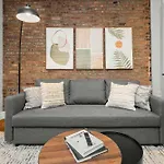 Chic Nyc Escape In Vibrant Downtown