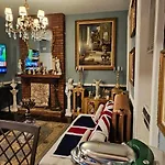 Luxurious Apartment At Colonial Townhouse