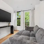 Private 1 Bed In Brooklyn!