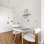 Sleek And Stylish Studio, Luxe Perks In Prime Spot New York