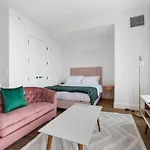Sleek And Stylish Studio, Luxe Perks In Prime Spot Apartment *
