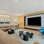 Sleek And Stylish Studio, Luxe Perks In Prime Spot Apartment New York